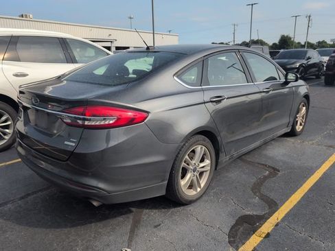 Used 2018 Ford Fusion SE w/ Fusion SE Technology Package FWD image 4