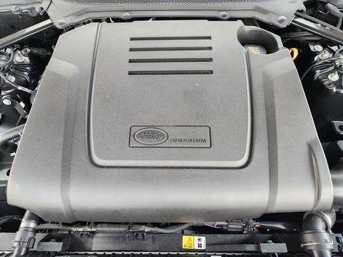 Used 2025 Land Rover Discovery S image 32