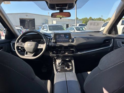 Used 2025 Nissan Rogue SV FWD image 17