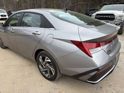 Used 2024 Hyundai Elantra Limited image 10