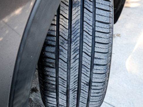 Used 2019 Toyota Highlander XLE image 12