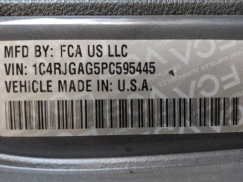 Used 2023 Jeep Grand Cherokee Laredo w/ Luxury Tech Group I RWD image 33