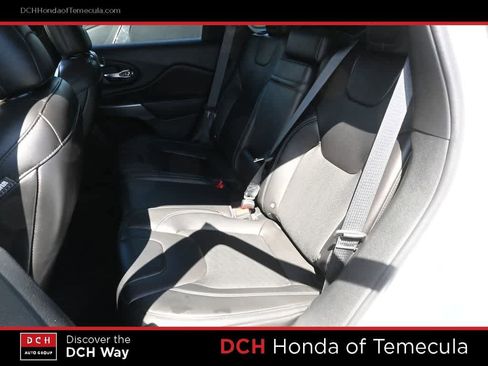 Used 2019 Jeep Cherokee Latitude Plus w/ Comfort/Convenience Group AWD/4WD image 19