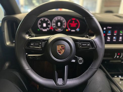 Used 2025 Porsche Cayenne Base image 12