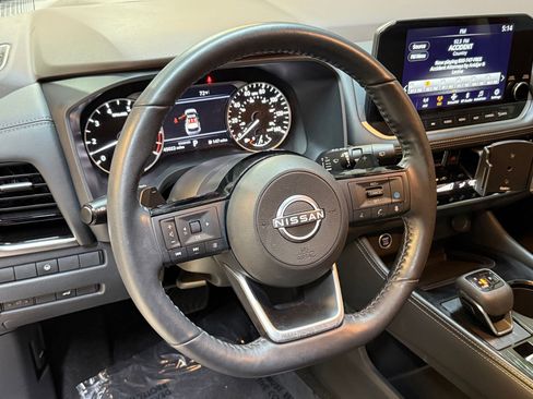 Used 2023 Nissan Rogue SL w/ SL Premium Package image 16