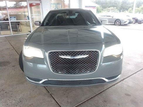Used 2019 Chrysler 300 Touring w/ Chrome Appearance Package RWD image 3