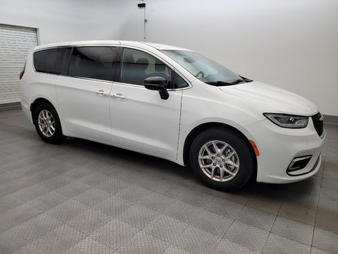 Used 2024 Chrysler Pacifica Touring FWD image 11