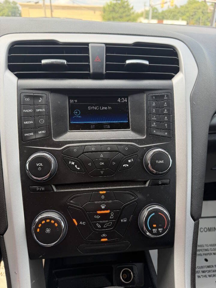 Used 2015 Ford Fusion SE FWD image 13