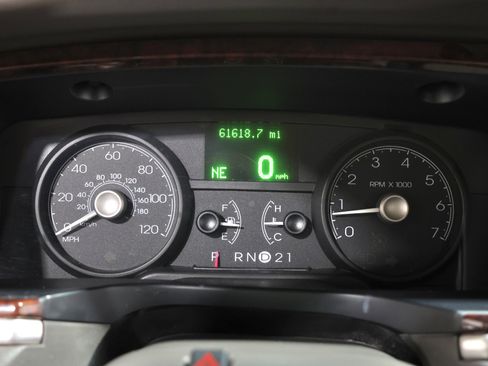 Used 2008 Lincoln Town Car Signature Limited RWD image 64
