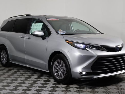 Used 2024 Toyota Sienna XLE image 3