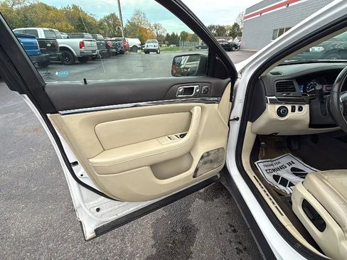 Used 2013 Lincoln MKS image 9
