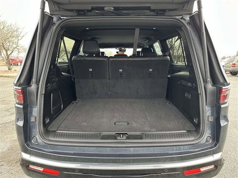 Used 2023 Jeep Wagoneer L Series II image 12