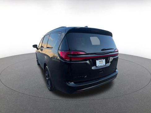 Used 2025 Chrysler Pacifica Limited image 11