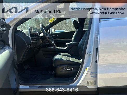 Used 2025 Cadillac XT4 Premium Luxury image 12