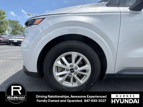 Used 2023 Kia Carnival LX FWD image 11