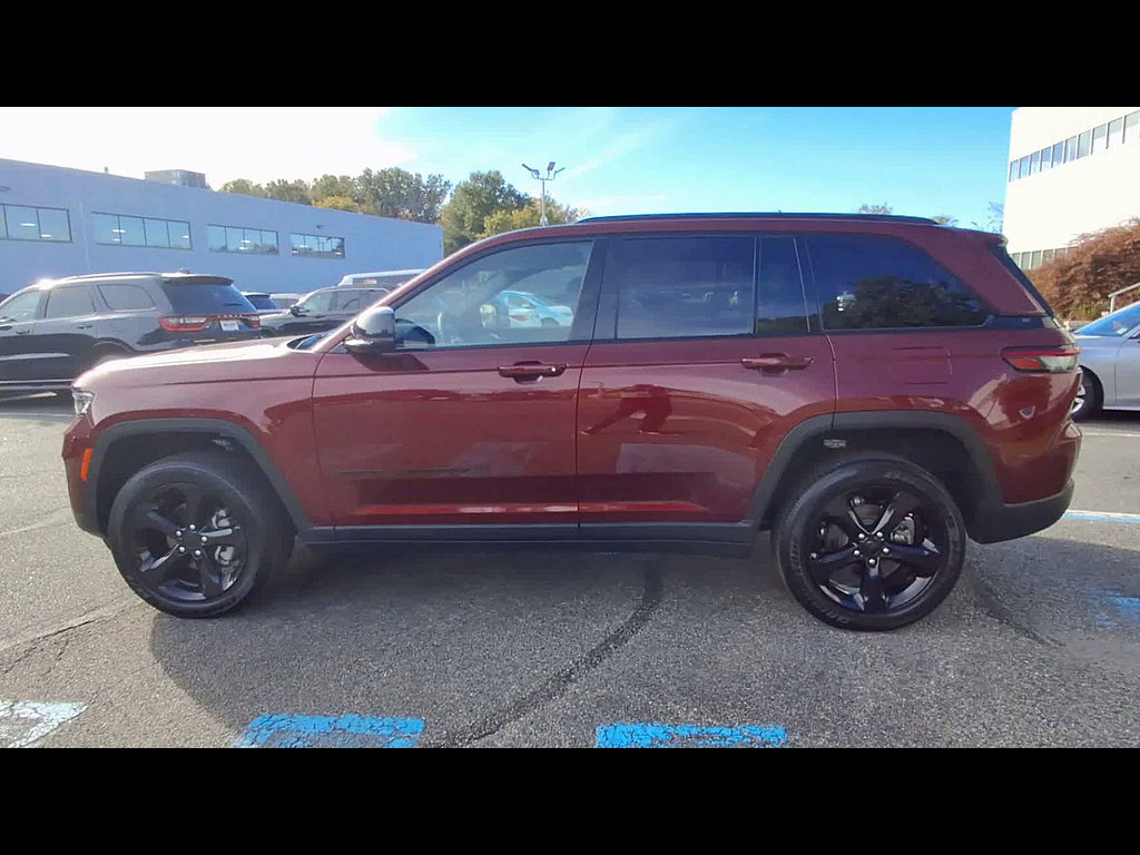 Used 2025 Jeep Grand Cherokee Altitude AWD/4WD image 5