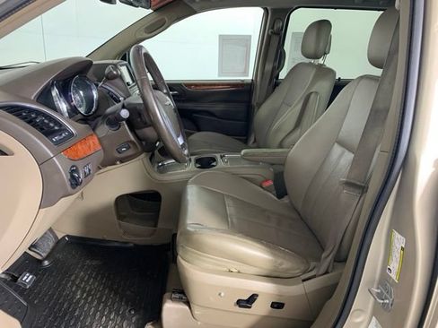 Used 2012 Chrysler Town & Country Touring-L w/ Premium Group FWD image 18