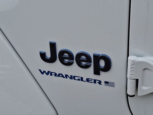 Used 2025 Jeep Wrangler Unlimited Sahara AWD/4WD image 19