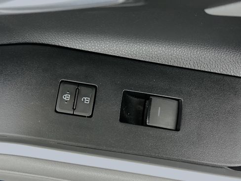 Used 2020 Toyota Highlander XLE image 28