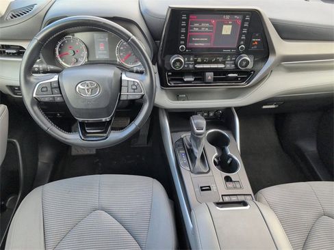 Used 2021 Toyota Highlander LE image 23
