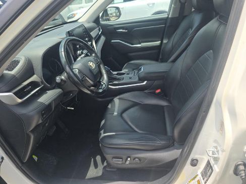 Used 2021 Toyota Highlander XLE FWD image 4
