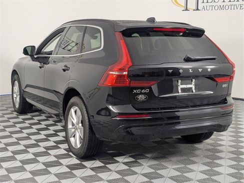 Used 2022 Volvo XC60 B5 Momentum image 5
