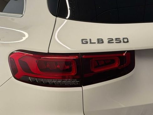 Used 2022 Mercedes-Benz GLB 250 4MATIC image 10