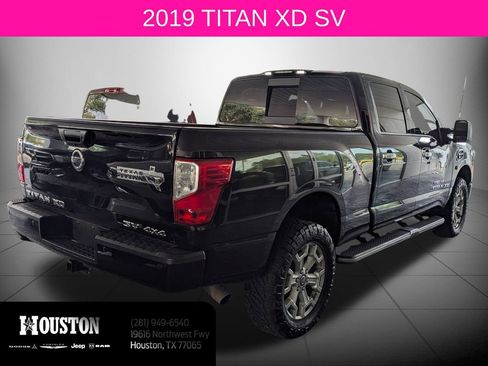Used 2019 Nissan Titan SV w/ SV Convenience Package image 2