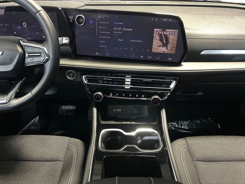 Used 2025 Chevrolet Traverse LT w/ Sun and Wheel Package image 12