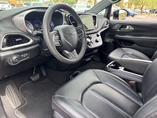 Used 2025 Chrysler Pacifica Select FWD image 19