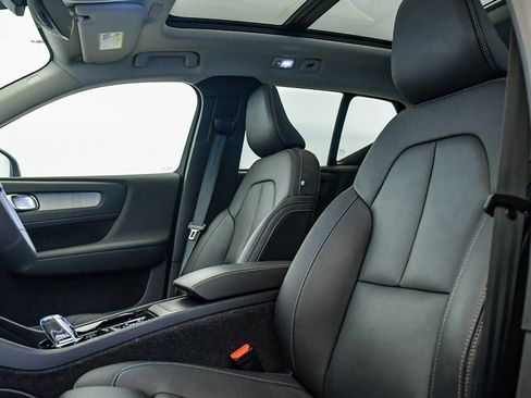 Certified 2025 Volvo XC40 B5 Plus image 21