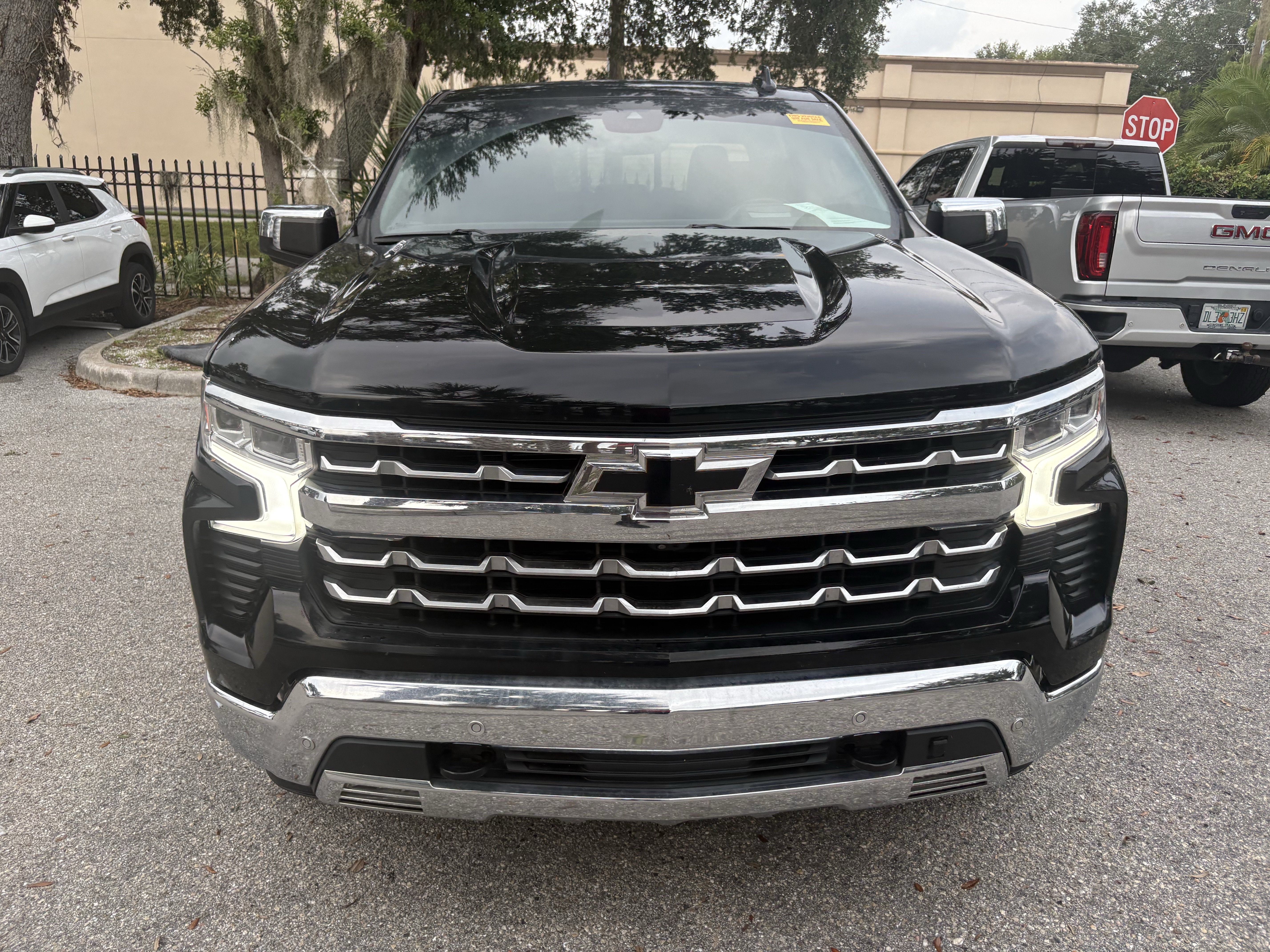 Used 2022 Chevrolet Silverado 1500 LTZ w/ LTZ Premium Package RWD image 2