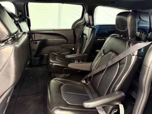 Used 2025 Chrysler Pacifica Select FWD image 18