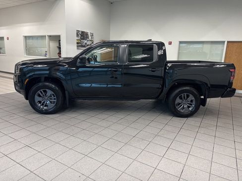 Used 2025 Nissan Frontier SV image 9