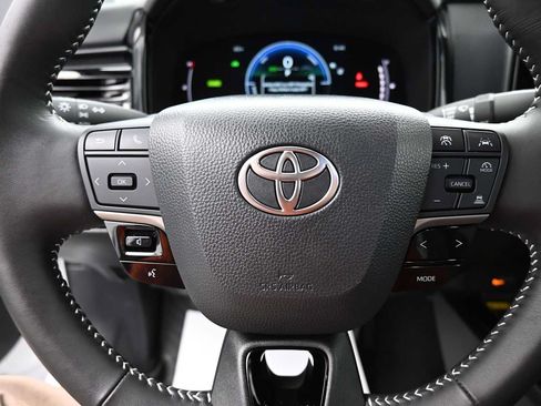 Used 2025 Toyota Camry SE w/ Convenience Package FWD image 6