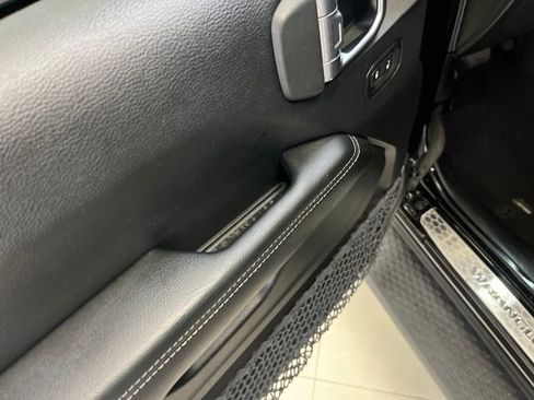 Used 2018 Jeep Wrangler Unlimited Sahara image 14