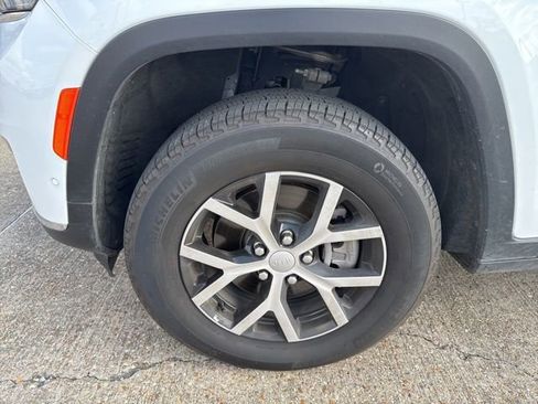 Used 2024 Jeep Grand Cherokee L Limited w/ Luxury Tech Group II image 24