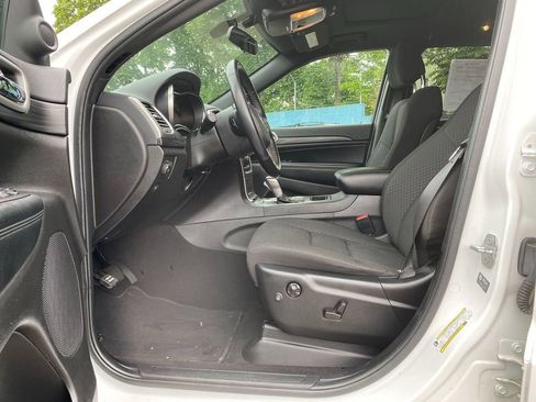 Used 2021 Jeep Grand Cherokee Laredo image 12