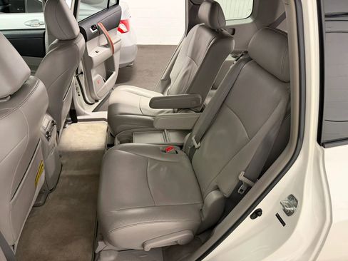 Used 2010 Toyota Highlander Limited image 19