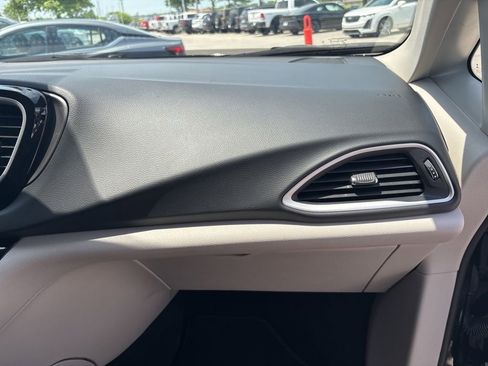 Used 2024 Chrysler Pacifica Touring-L FWD image 43