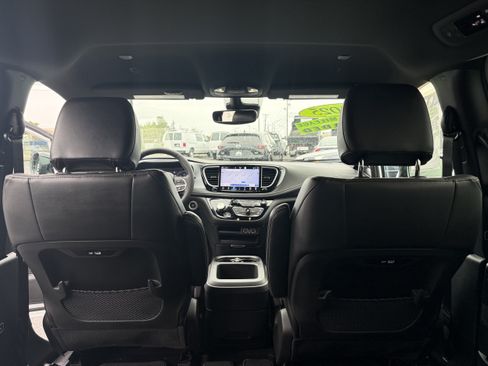 Used 2025 Chrysler Pacifica Select FWD image 29