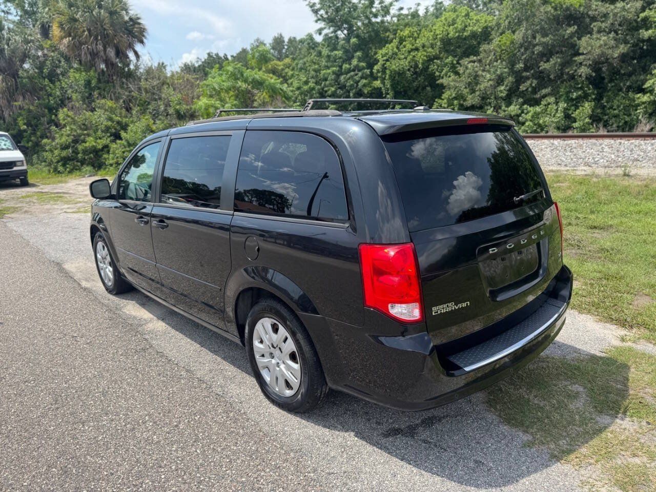 Used 2016 Dodge Grand Caravan SXT w/ Rear Park Assist Package FWD image 4