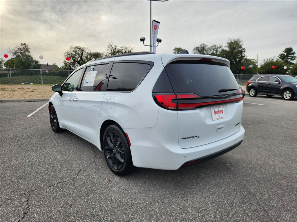 Used 2025 Chrysler Pacifica Limited FWD image 7