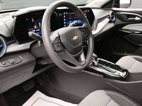 Used 2025 Chevrolet Trax LT FWD image 14