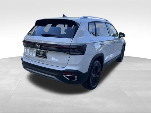 New 2026 Volkswagen Taos SE image 5