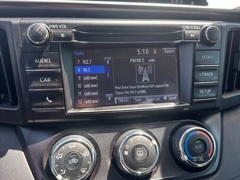 Used 2018 Toyota RAV4 LE image 9