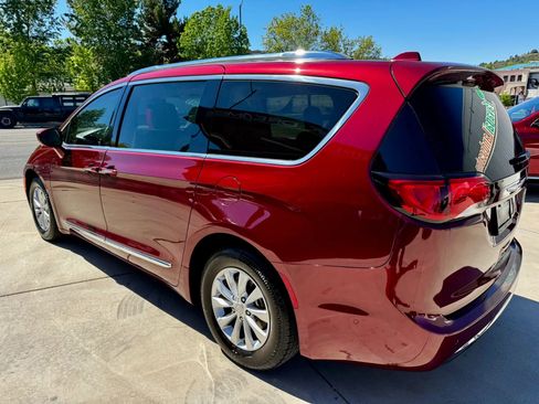 Used 2018 Chrysler Pacifica Touring-L w/ Advanced Safetytec Group FWD image 5