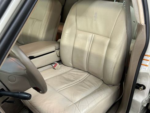 Used 2004 Lincoln Town Car Ultimate image 14