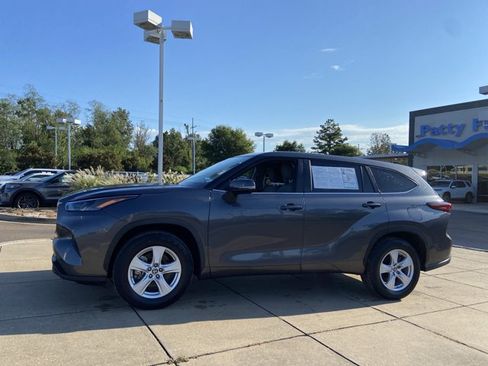 Used 2023 Toyota Highlander LE FWD image 6