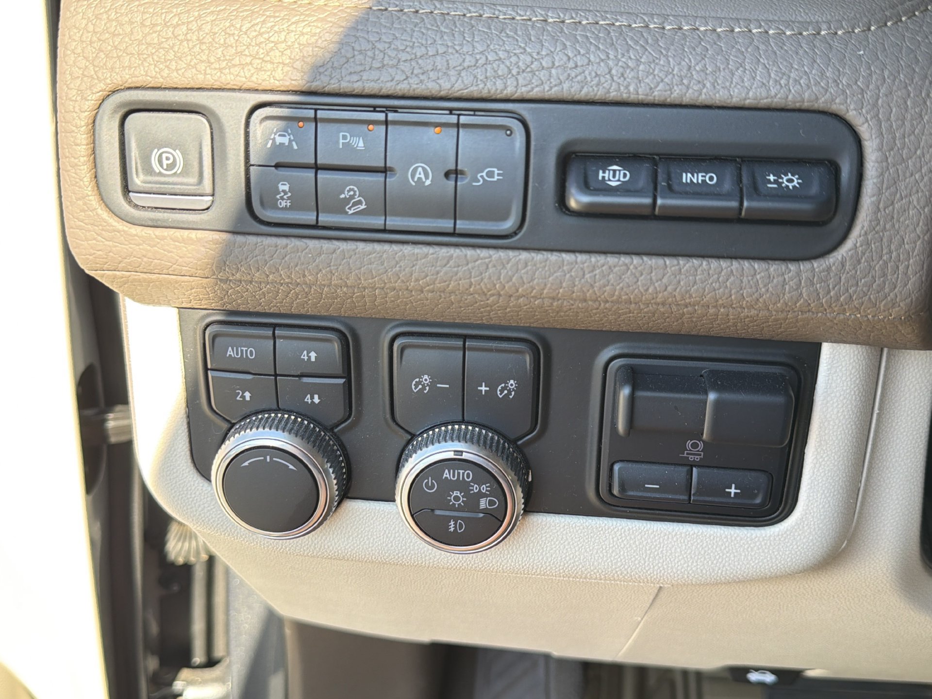 Used 2021 GMC Yukon Denali w/ Denali Premium Package AWD/4WD image 9